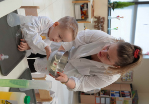 chłopiec dotyka zimną miskę