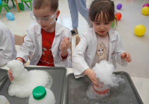 dzieci podziwiają i dotykają parę