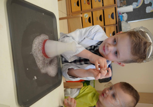 chłopiec podziwia eksperyment