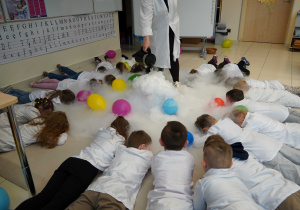 dzieci leżą w chmurze z pary