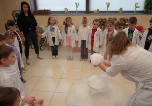 dzieci podziwiają chmurę