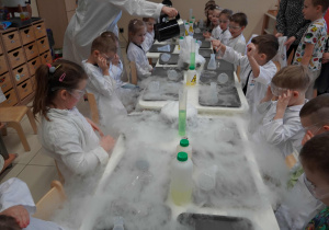 dzieci podziwiają chmury z pary