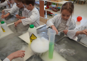 dzieci łapią parę w pojemnik