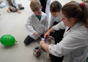 chłopiec wsypuje proszek do balona