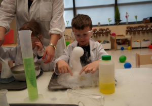 chłopiec podziwia eksperyment z pary