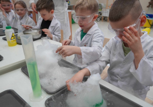 dzieci dotykają pary