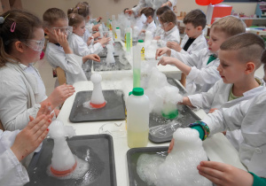 dzieci dotykają pary