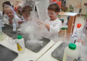 chłopiec podziwia parę