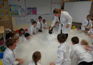 przedszkolaki siedza w chmurze z pary