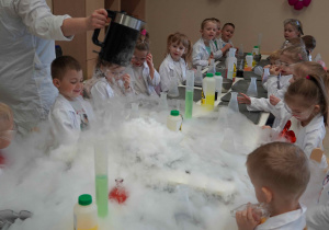 pani prowadząca pokazuje suchy lód