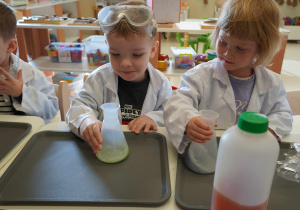 chłopiec kręci pojemnikiem z płynem