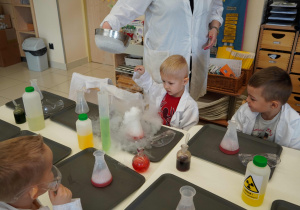 dzieci oglądają powstającą chmurę z pary