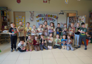 Grupowe zdjęcie 6-latków z lasami w słoiku