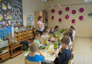 Sześciolatki słuchają poleceń Pani