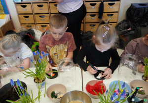 Dzieci kolorują gipsową figurkę