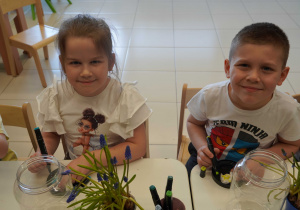 Julia i Gabryś uśmiechają się do zdjęcia