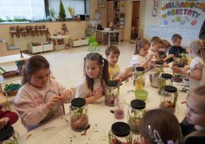 Sześciolatki ozdabiają naczynia kryształkami