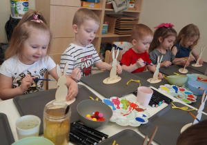 Trzylatki z precyzją malują drewniane zające