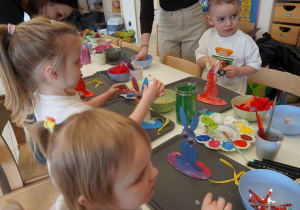 Dziewczynki doklejają oczy