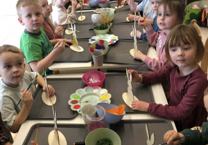 dzieci malują zajace