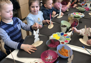 dzieci malują zajace