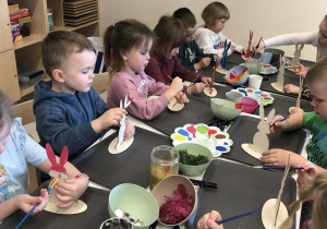 dzieci ozdabiają zające