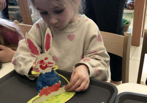 dziewczynka maluje zająca