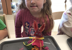 dziewczynka maluje zająca