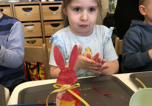 dziewczynka maluje zająca