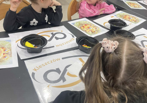 Dziewczynki czekają na polecenia