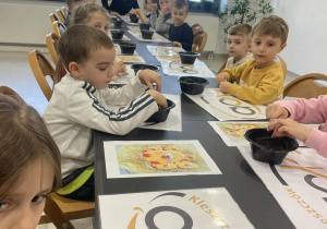 Dzieci wyrabiają modelinę