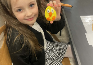 Nadia pokazuje gotowego kurczaka