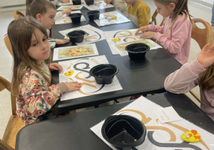 Dzieci wykańczają swoje dzieła