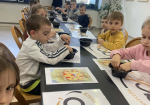 Dzieci wyrabiają modelinę