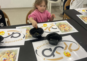 Zuzia dorabia kurczakowi oczy