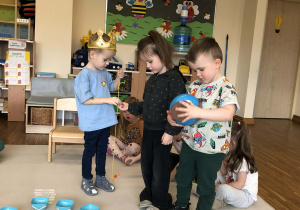 chłopiec nawleka koraliki