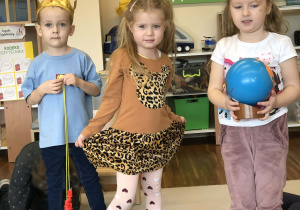 chłopiec nawleka koraliki