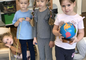 chłopiec nawleka koraliki