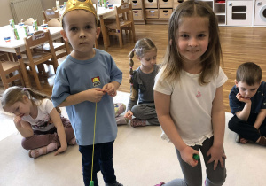 chłopiec nawleka koraliki