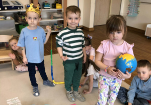 chłopiec nawleka koraliki