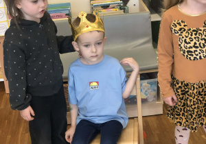 dzieci składają życzenia