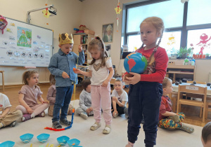 chłopiec nawleka koraliki