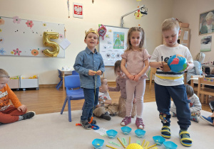 chłopiec nawleka koraliki