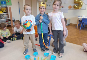 chłopiec nawleka koraliki