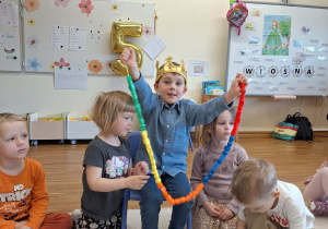 chłopiec pokazuje linię życia