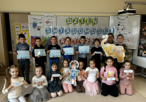 Grupowe zdjęcie sześciolatków z planszami