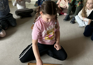 Dziewczyna układa wg wzoru, będąc rozpraszana przez światło i dźwięk