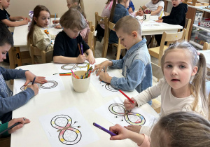 Dzieci kolorują motyle nieskończoności