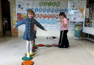 Dziewczynki spacerują po ścieżce sensorycznej