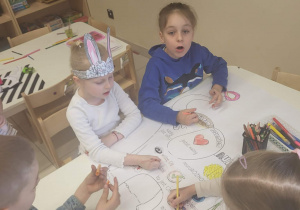 Dzieci kolorują słonika